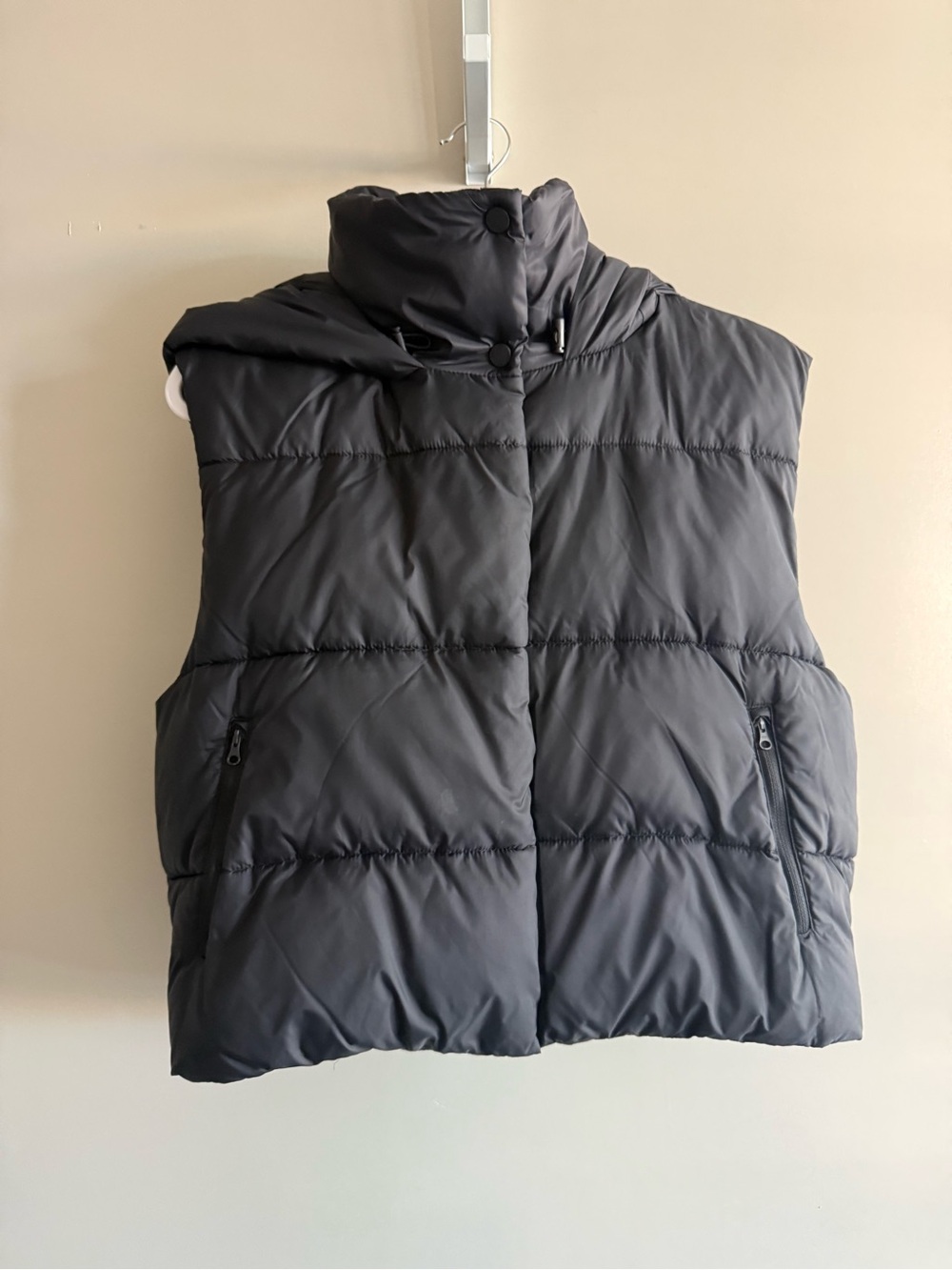 ALO Women’s Gold Rush Puffer Vest with hood | Black | size small